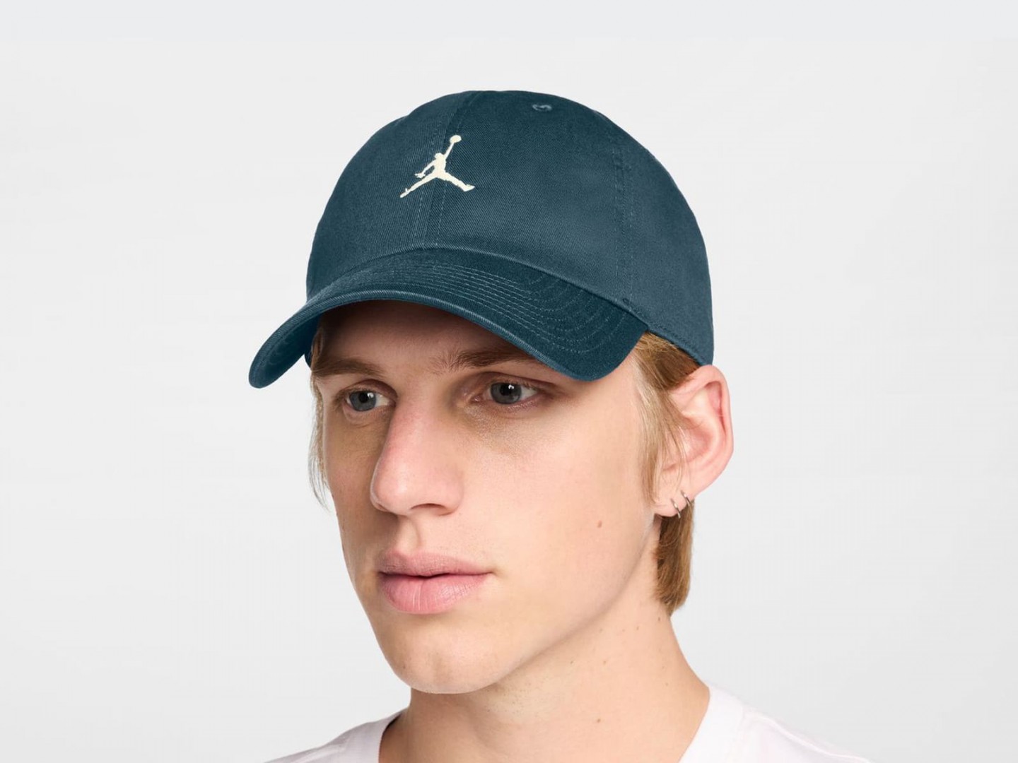 Кепка Air Jordan Club Unstructured Curved-Bill Hat / ash green, sail